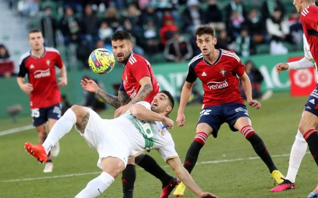 Imagen del encuentro entre Elche y Osasuna.