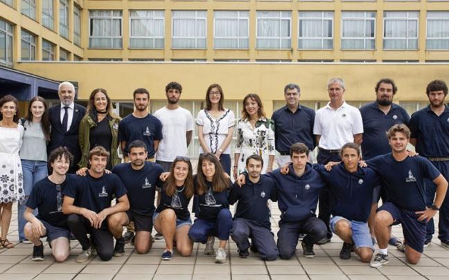 Saltilloko tripulazioa agintariekin batera