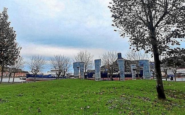 Escultura &lsquo;Elkarrizketa&rsquo; del parque de Gernika de Zumaia. | FOTO: UDALA