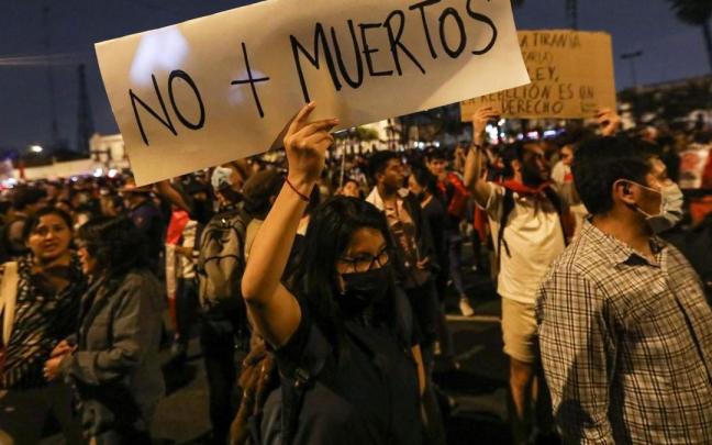 Simpatizantes de Pedro Castillo protestan en Lima pidiendo el cierre del Congreso, la convocatoria de nuevas elecciones y el fin de la represi&oacute;n policial.