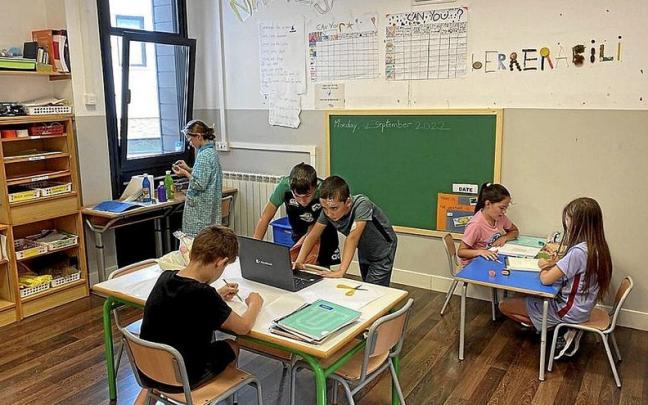 Adin ezberdinetako haurrak elkarrekin tailerretan lan egiten.