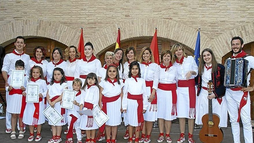 Imagen de los y las joteras de la escuela de Marcilla durante una actuación en el castillo con su profesor, Raúl Palacios, arriba a la izquierda. | FOTOS: CEDIDA/M.S.G.