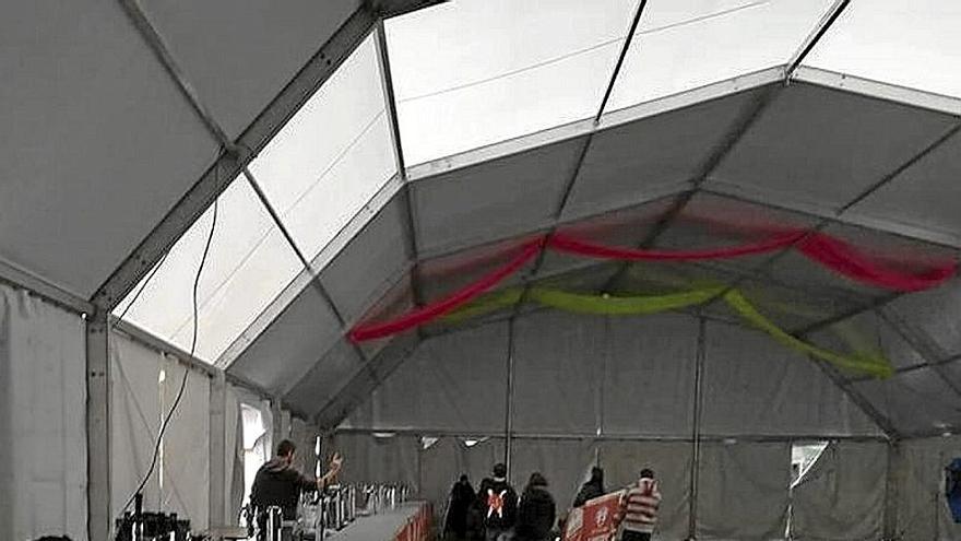 Carpa de las txoznas de la plaza Euskal Herria.