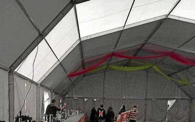 Carpa de las txoznas de la plaza Euskal Herria.
