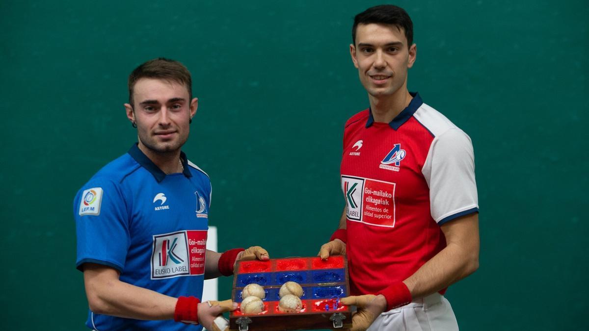 Salaberria y Egiguren V, durante la elecci&oacute;n del material para la final.