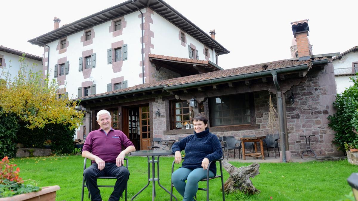 Julián Otondo y Mertxe Aizpuru en el espectacular jardín de Etxezuria, en Ziga.