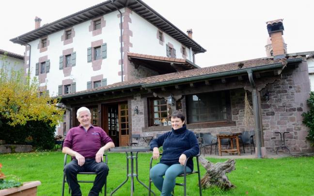 Julián Otondo y Mertxe Aizpuru en el espectacular jardín de Etxezuria, en Ziga. Julián Otondo y Mertxe Aizpuru en el espectacular jardín de Etxezuria, en Ziga.