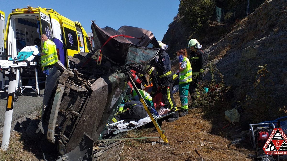 Los servicios de emergencias atienden a los ocupantes