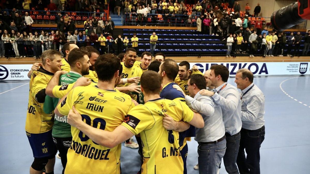 Los jugadores y el cuerpo técnico del Bidasoa Irún hacen una piña tras el último duelo ante el Eurofarm