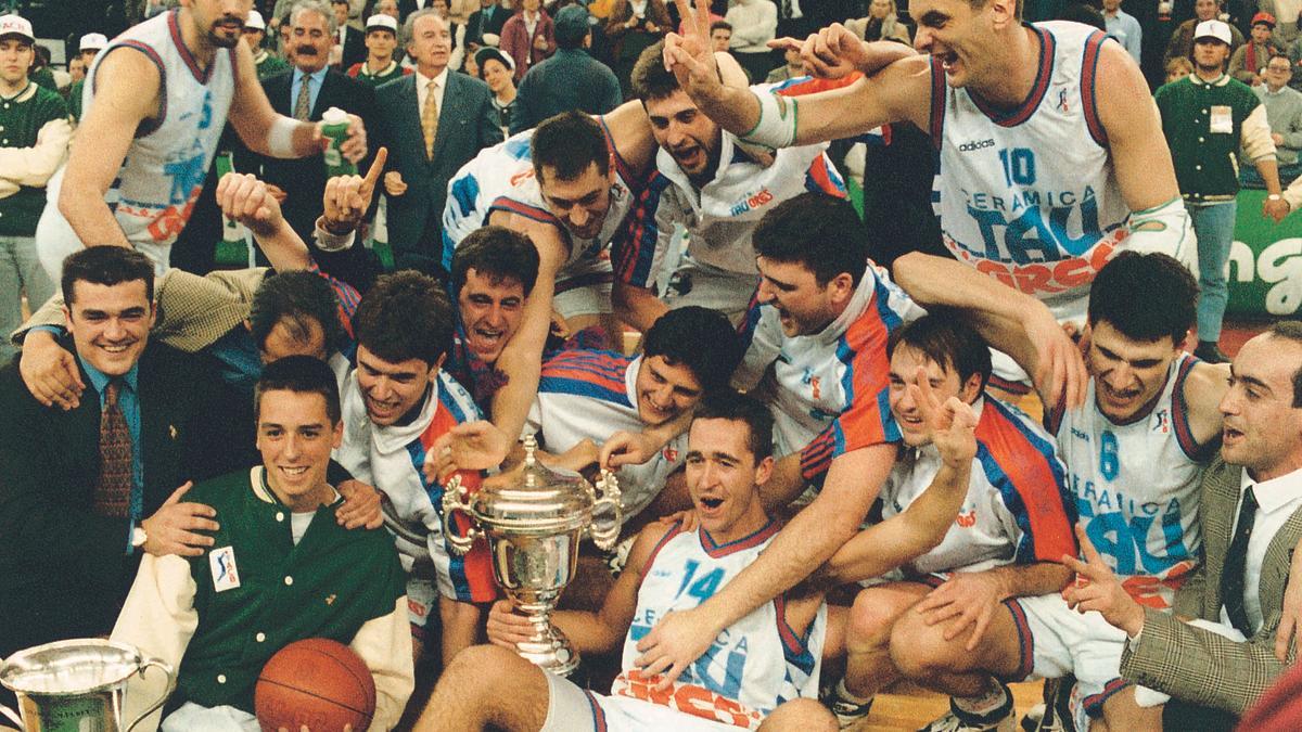 Los jugadores del Baskonia celebran el primer título de Copa logrado en Granada 1995