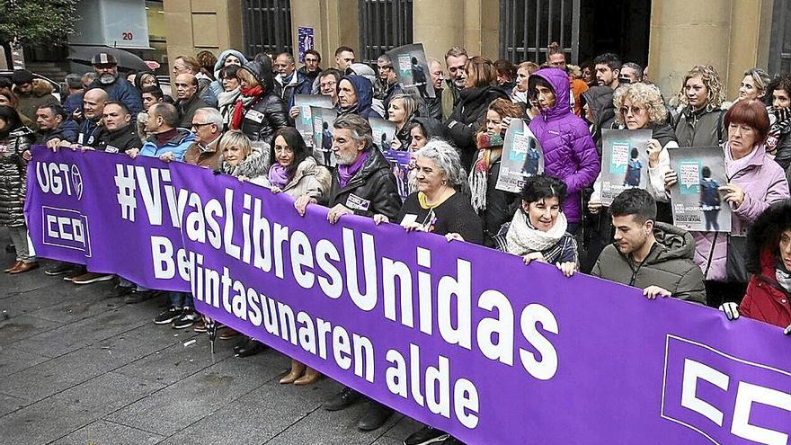 Concentración para la eliminación de la violencia sobre la mujer en Pamplona. | FOTO: JAVIER BERGASA