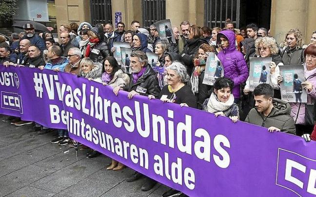 Concentraci&oacute;n para la eliminaci&oacute;n de la violencia sobre la mujer en Pamplona. | FOTO: JAVIER BERGASA