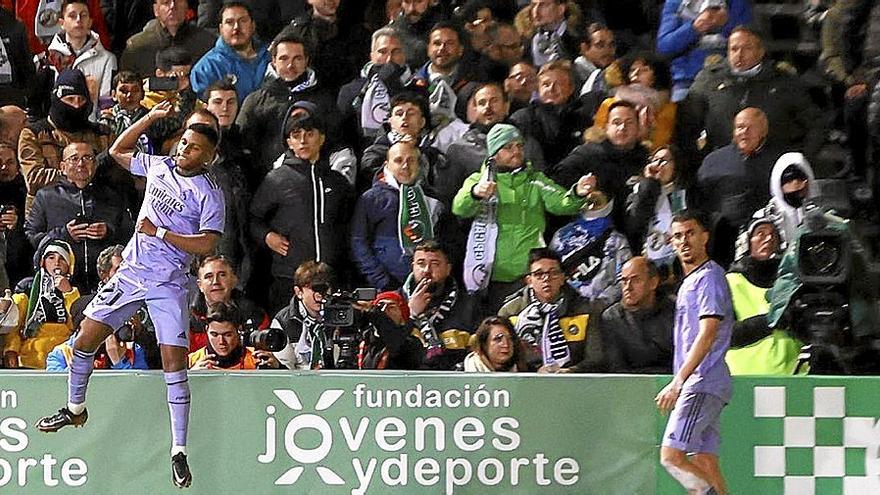 Rodrygo celebra su gol ante una grada repleta del campo del Cacereño. | FOTO: EFE