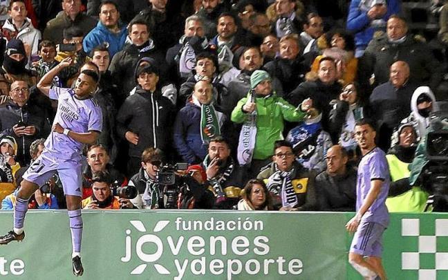 Rodrygo celebra su gol ante una grada repleta del campo del Cacere&ntilde;o. | FOTO: EFE