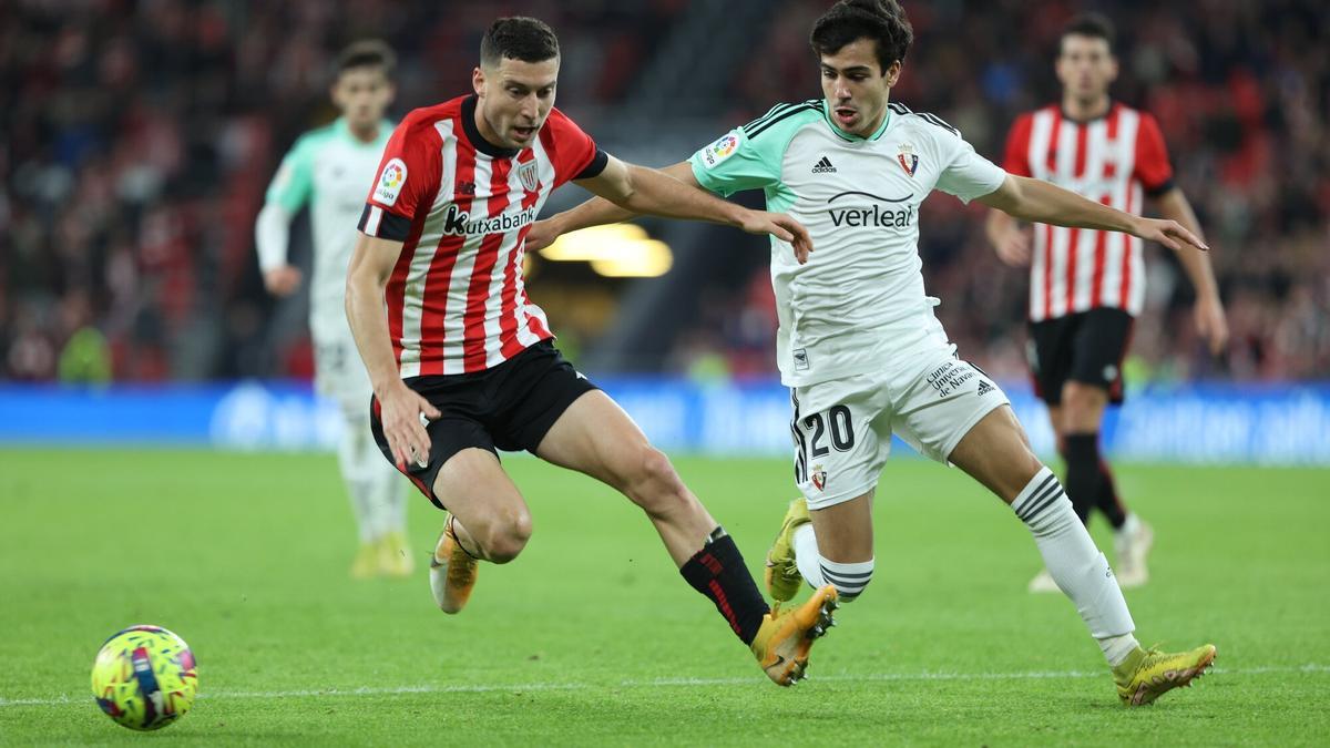 Óscar de Marcos y Manu Sánchez pugnan por un balón en el último encuentro de LaLiga que enfrentó a Athletic y Osasuna.