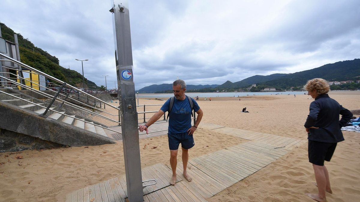 El agua de las duchas de las playas de Laida y Laga está cortada desde el pasado lunes.