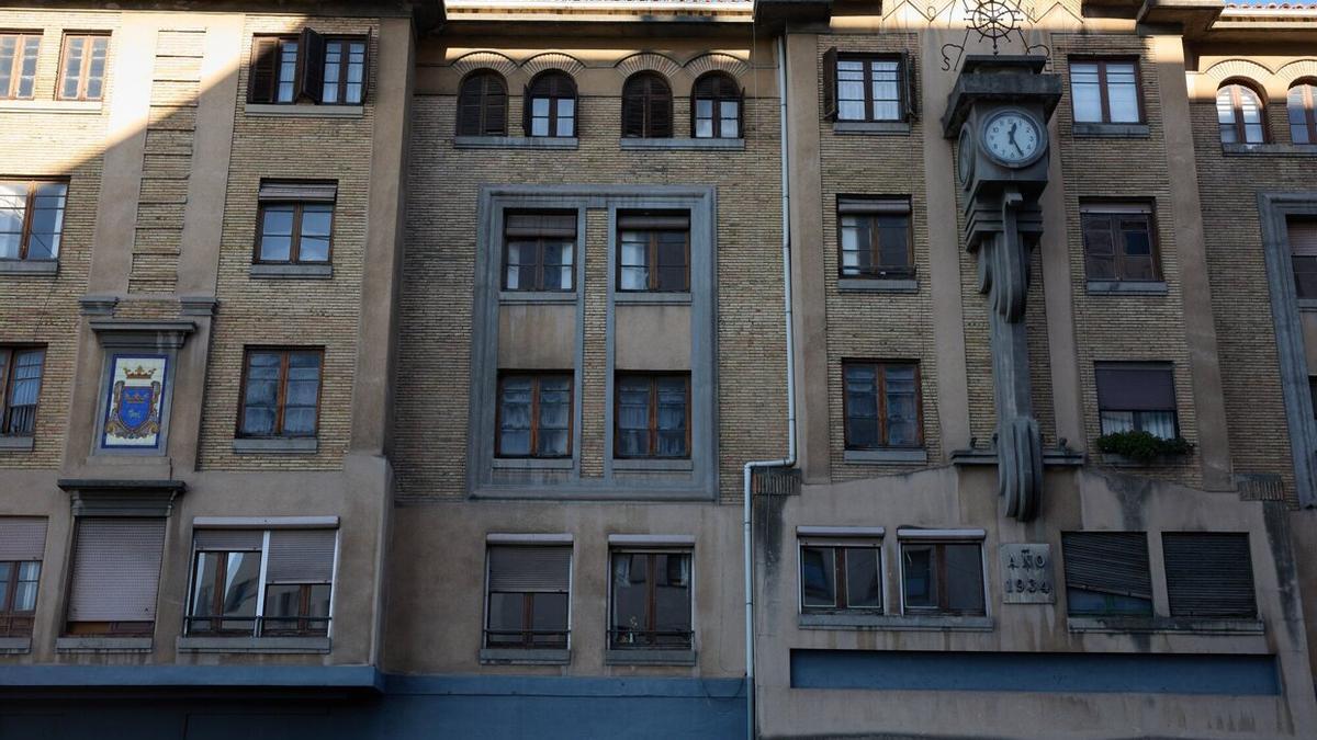 Fotografía de la antigua estación de autobuses. A la derecha, el reloj donde se escondió Enrique Cayuela