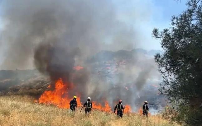 Bomberos trabajan en el incendio de Aranjuez.