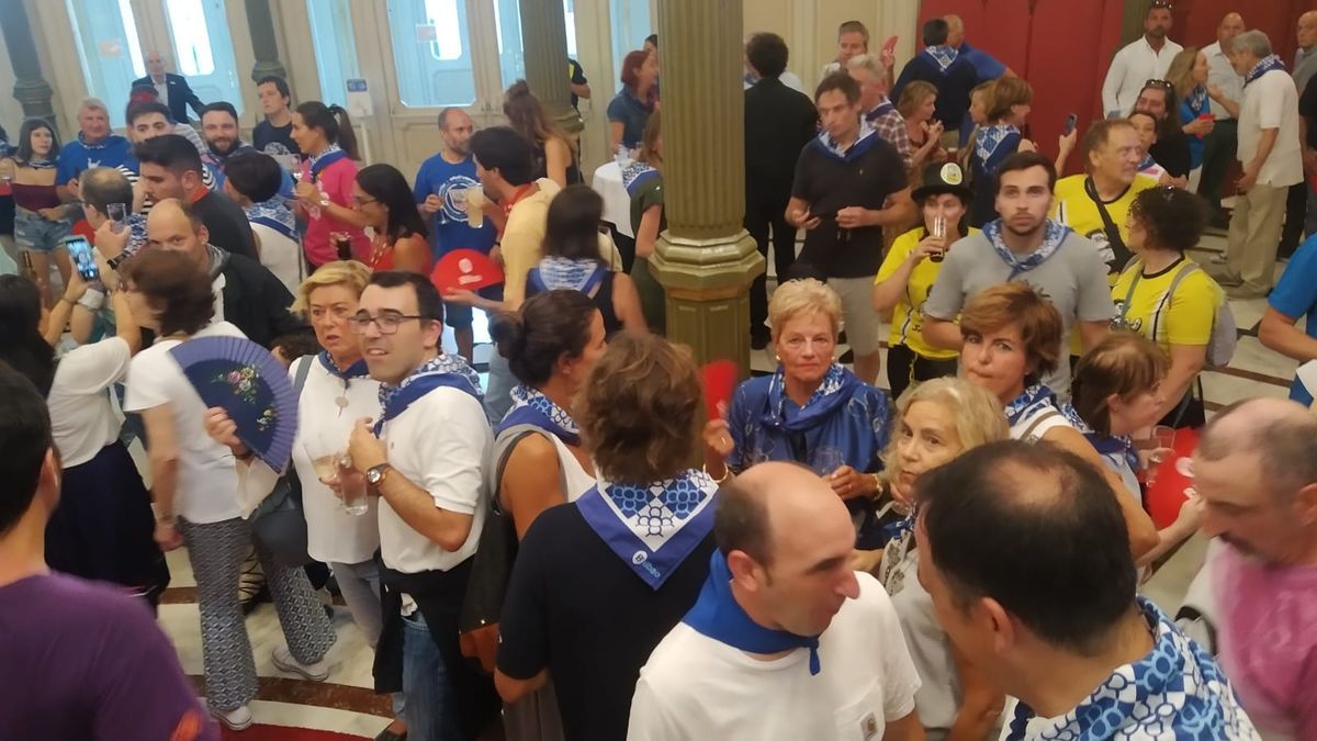La plaza del Teatro Arriaga a rebosar de gente deseando dar comienzo a las fiestas