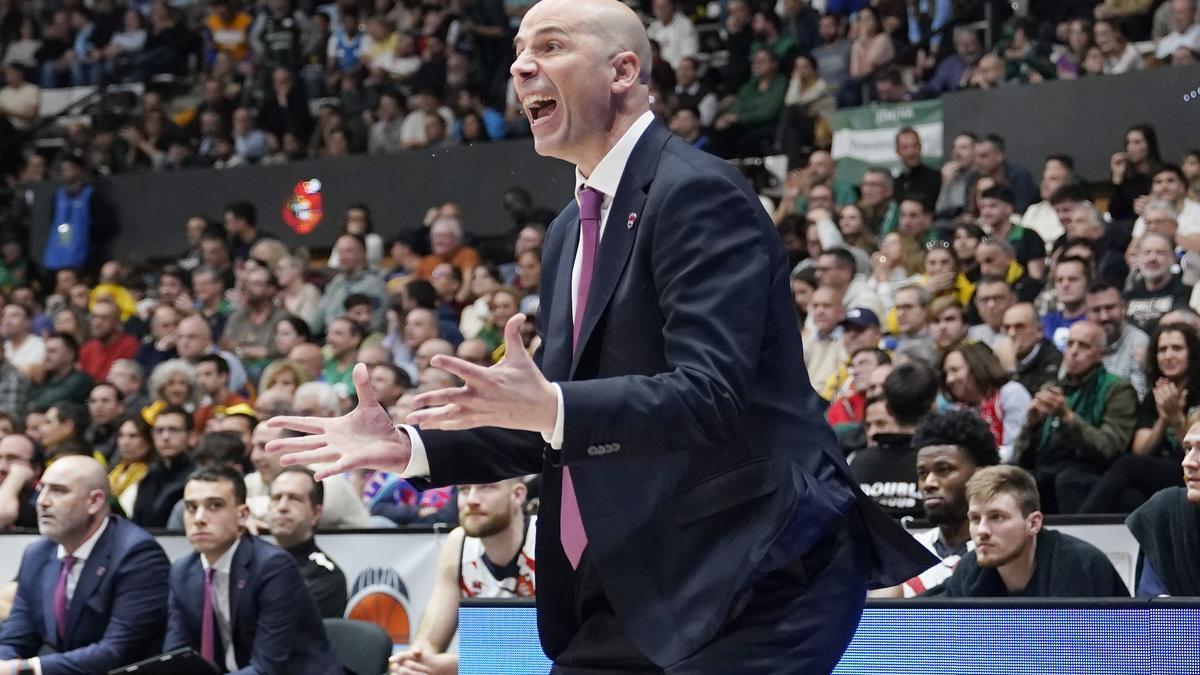 Peñarroya se desespera desde la banda con sus jugadores durante el partido ante el Joventut