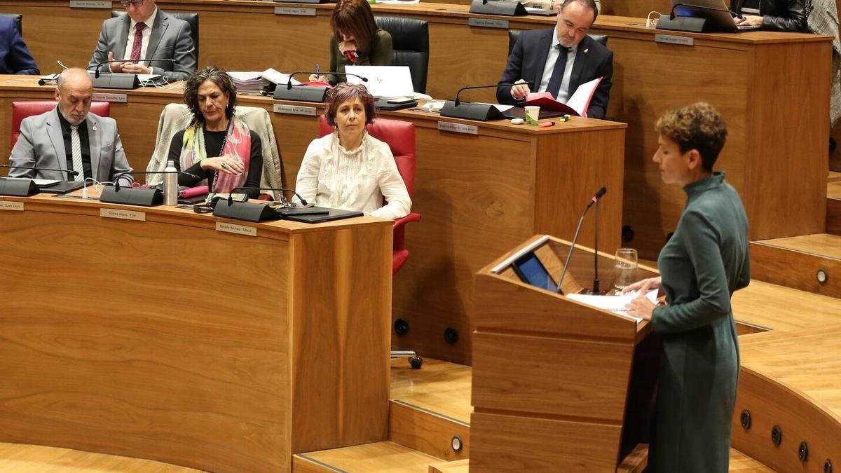 La presidenta Chivite, durante su discurso en el Debate sobre el estado de la Comunidad, con Esparza al fondo.