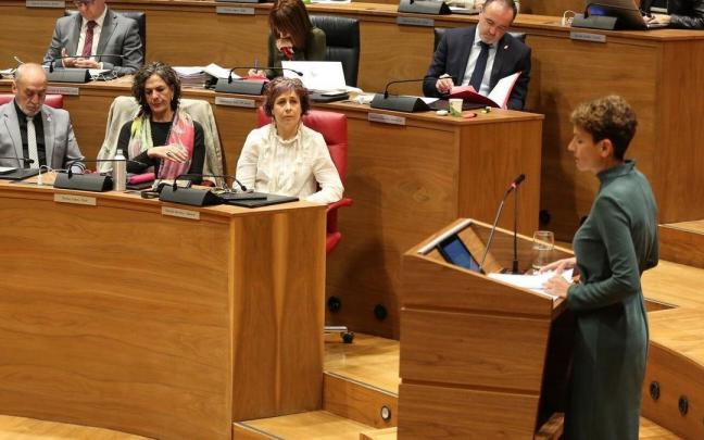 La presidenta Chivite, durante su discurso en el Debate sobre el estado de la Comunidad, con Esparza al fondo.