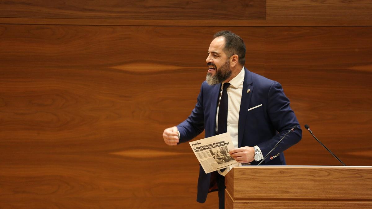 Ramón Alzórriz, con un artículo publicado en DIARIO DE NOTICIAS en la mano, se dirige a Navarra Suma durante el debate.