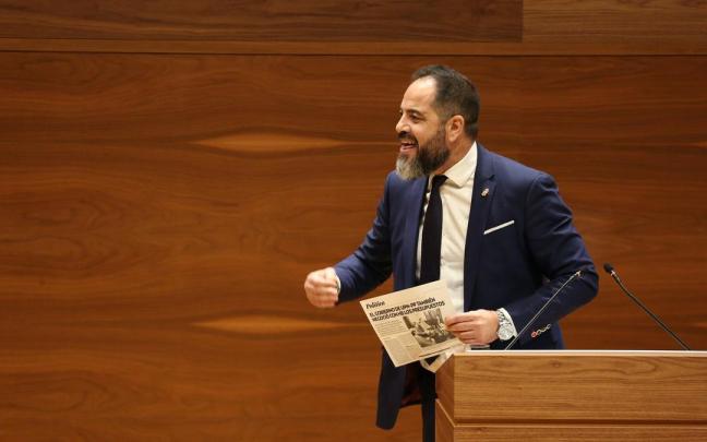 Ramón Alzórriz, con un artículo publicado en DIARIO DE NOTICIAS en la mano, se dirige a Navarra Suma durante el debate. Ramón Alzórriz, con un artículo publicado en DIARIO DE NOTICIAS en la mano, se dirige a Navarra Suma durante el debate.