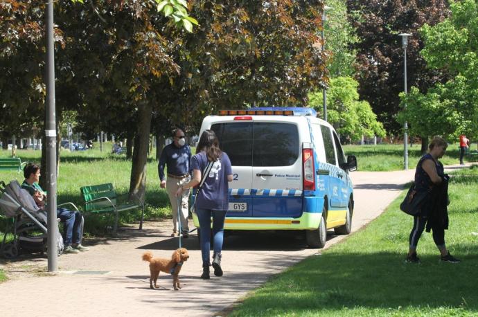 Un vehículo de la Policía Municipal vigila el cumplimiento de las franjas horarias tras decretarse el estado de alarma.