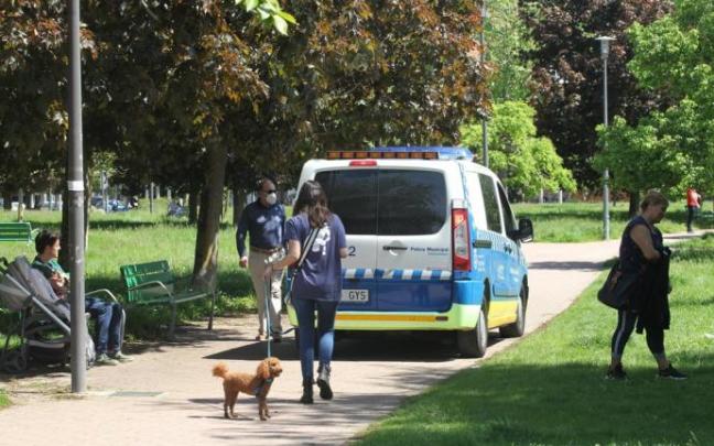 Un vehículo de la Policía Municipal vigila el cumplimiento de las franjas horarias tras decretarse el estado de alarma. Un vehículo de la Policía Municipal vigila el cumplimiento de las franjas horarias tras decretarse el estado de alarma.