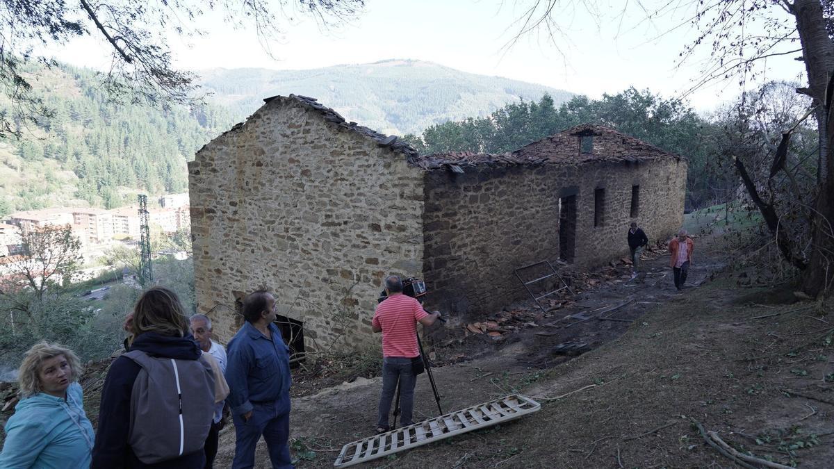 El fuego destruyó principalmente extensiones de coníferas además de dos caseríos ubicados en Balmaseda