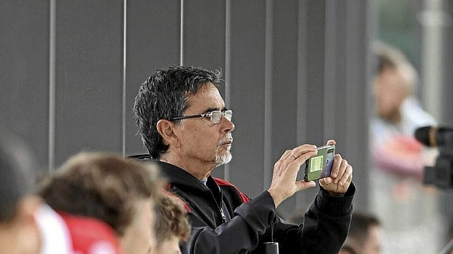 Aficionados siguen el entrenamiento a puerta abierta. | FOTO: JUAN LAZKANO