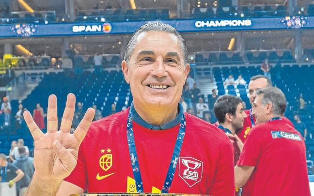Scariolo posa con el trofeo de campeón del Eurobasket logrado el pasado domingo, el cuarto de su carrera como seleccionador. | FOTO: FEB Scariolo posa con el trofeo de campeón del Eurobasket logrado el pasado domingo, el cuarto de su carrera como seleccionador. | FOTO: FEB