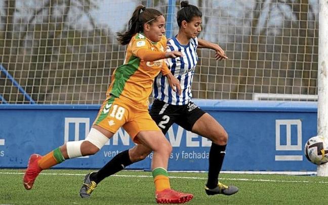 Vergés pugna por el balón en el duelo contra el Betis. Vergés pugna por el balón en el duelo contra el Betis.