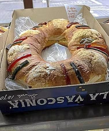 Uno de los miles de roscos que cada año se elaboran en el establecimiento.