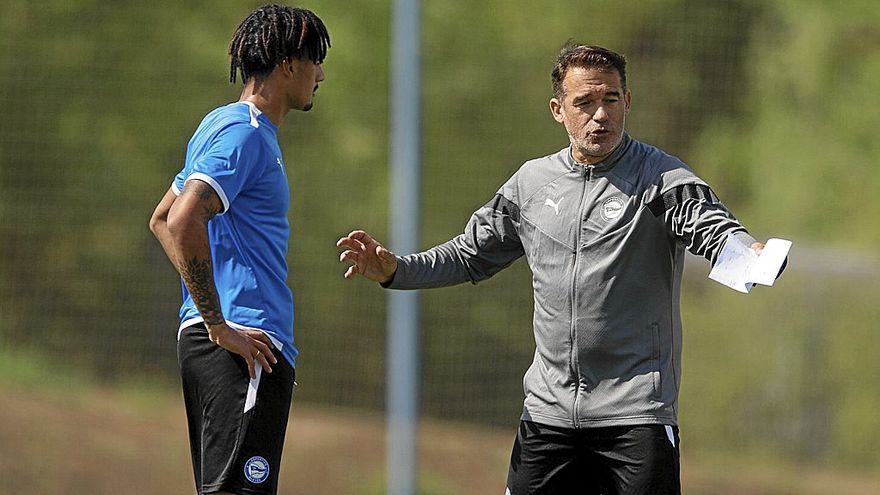 Luis García Plaza da instrucciones a Carlos Benavídez durante el entrenamiento de ayer en la Ciudad Deportiva José Luis Compañón.