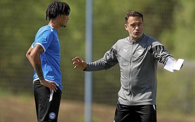 Luis García Plaza da instrucciones a Carlos Benavídez durante el entrenamiento de ayer en la Ciudad Deportiva José Luis Compañón.