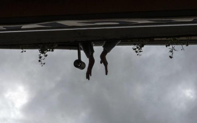 Vecinos realizando intercambios entre balcones de Pamplona mediante la teoría de las cuerdas durante el confinamiento. Vecinos realizando intercambios entre balcones de Pamplona mediante la teoría de las cuerdas durante el confinamiento.