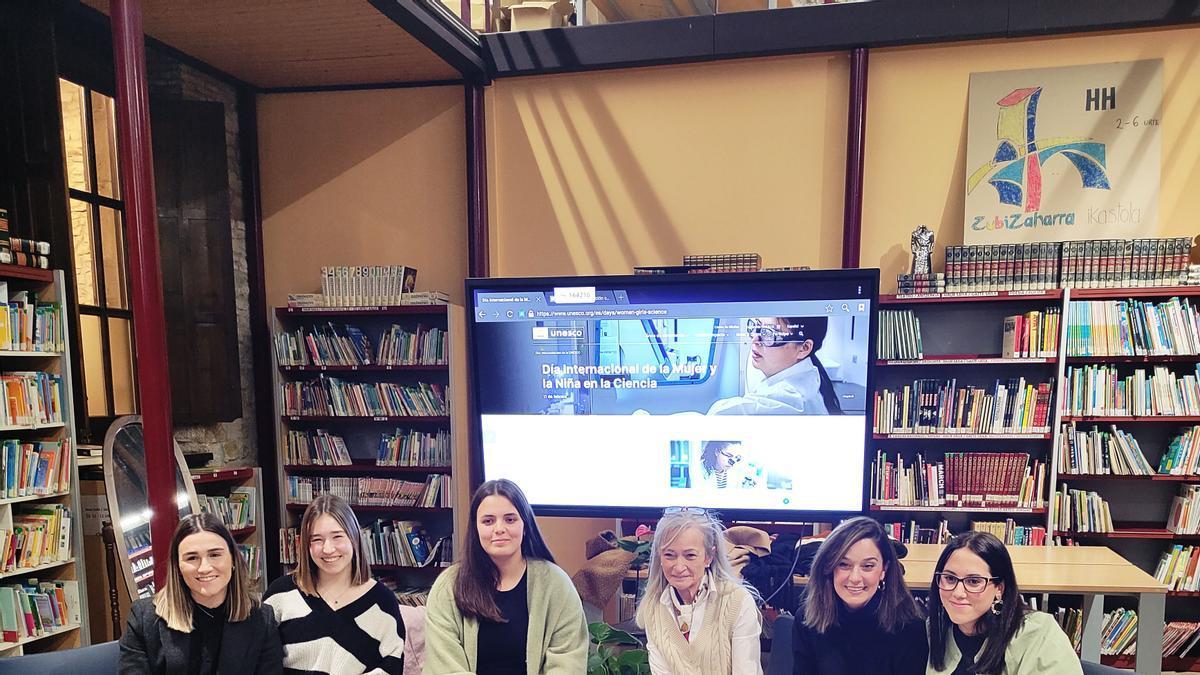 Sheila Maíz, Nadia Osegi, Jone Torre, Adelia Menéndez, la moderadora, Laura Peña, y Ainhoa San Miguel.