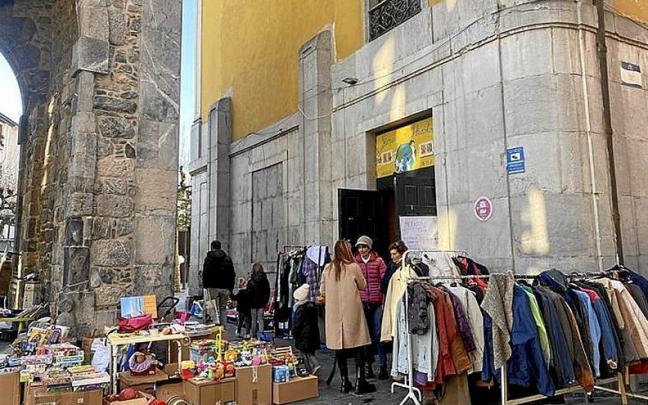 Merkatu Txikiaren kanpoaldean materiala salgai. | ARGAZKIA: M.S.S. Merkatu Txikiaren kanpoaldean materiala salgai. | ARGAZKIA: M.S.S.