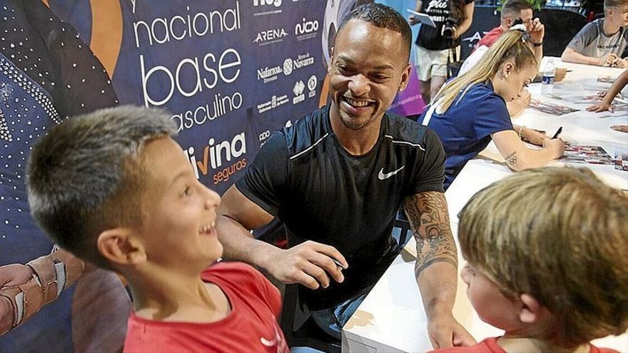 Ray Zapata, firmando a uno de los muchos niños que acudieron a conseguir autógrafos tras la rueda de prensa.