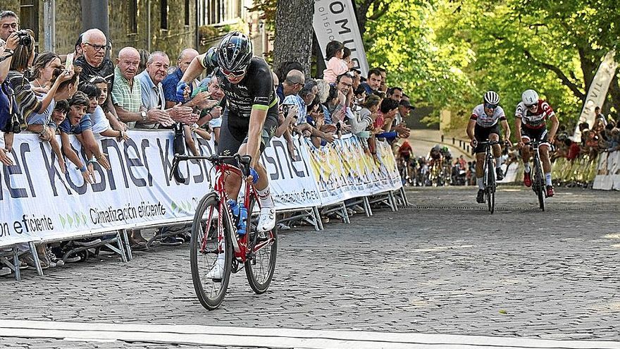 Miquel Morales gana la etapa ante la persecución del resto de ciclistas.