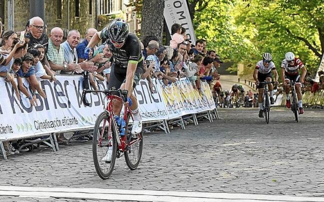 Miquel Morales gana la etapa ante la persecuci&oacute;n del resto de ciclistas.