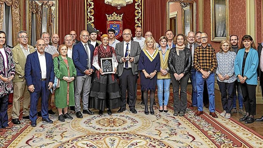 Recepción ayer en el salón del Ayuntamiento a los miembros de las casas regionales.