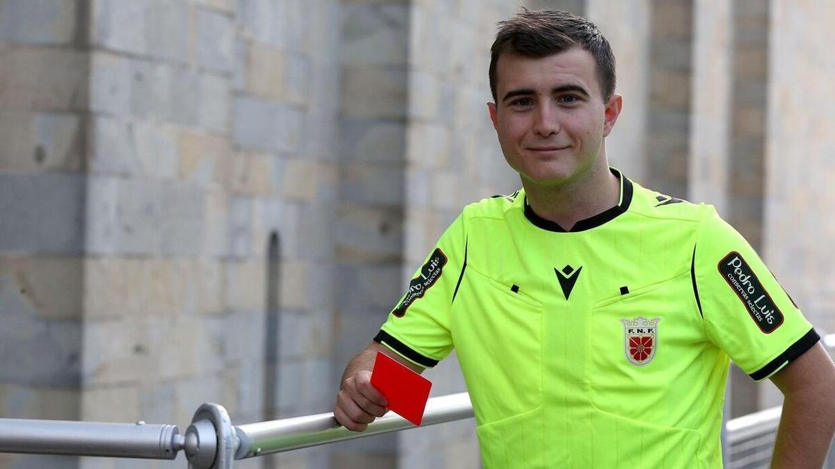 Xabier Roncal posa con la camiseta de árbitro y una tarjeta roja.