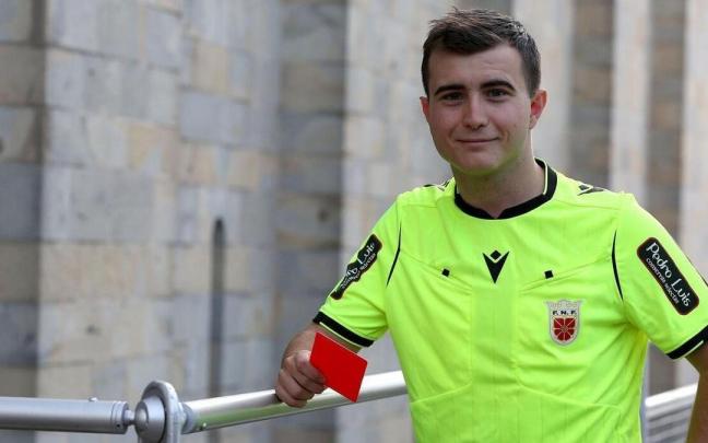 Xabier Roncal posa con la camiseta de árbitro y una tarjeta roja. Xabier Roncal posa con la camiseta de árbitro y una tarjeta roja.