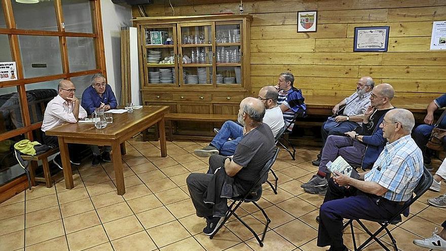 El escritor Aingeru Epaltza (izda.) present&oacute; ayer su nueva novela en Zaldiko Maldiko. | FOTO: UNAI BEROIZ