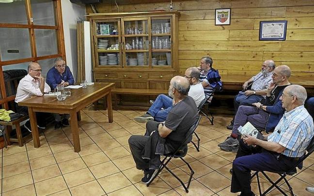 El escritor Aingeru Epaltza (izda.) present&oacute; ayer su nueva novela en Zaldiko Maldiko. | FOTO: UNAI BEROIZ