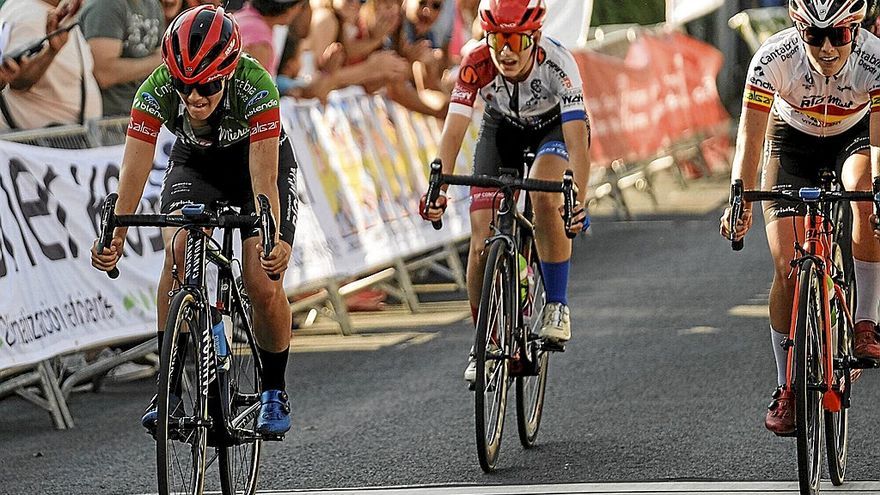 Lucía Ruiz, a la izquierda de la foto, consigue ganar la carrera al esprint.