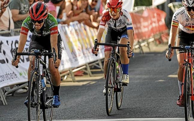 Luc&iacute;a Ruiz, a la izquierda de la foto, consigue ganar la carrera al esprint.